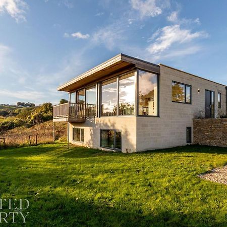 Stunning 5 Bedroom Home With Garden & Panoramic Views! Bath Exterior photo